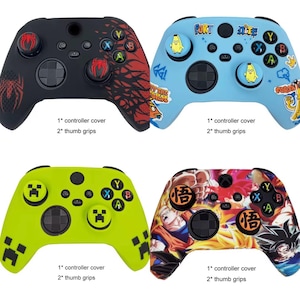 Könnte beinhalten: Vier Silikon-Controller-Hüllen für Videospiele mit passenden Daumengriffen. Eine ist schwarz mit roten Spinnenmotiven, eine hellblau mit Bananengrafiken und Text, eine lindgrün mit schwarzen Creeper-Gesichtern und eine mit Anime-Charakter-Grafiken.