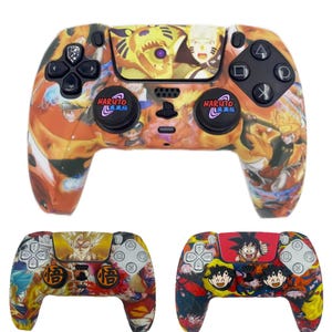 Può includere: Tre controller di gioco con vivaci design a tema anime. Il controller superiore presenta personaggi di Naruto, mentre gli altri due mostrano personaggi di Dragon Ball Z. Ogni controller ha pulsanti neri e pad direzionali.