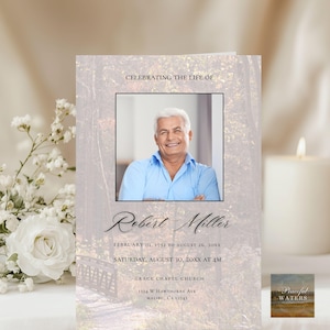 Könnte beinhalten: Eine Gedenkkarte mit einem Foto eines lächelnden Mannes in einem blauen Hemd. Die Karte enthält den Text "Celebrating the Life of Robert Miller" und Details zu seinem Leben und der Gedenkfeier. Der Hintergrund zeigt eine Naturszene.