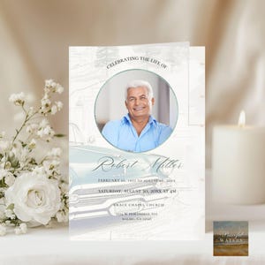 Può includere: Un biglietto commemorativo con la foto di un uomo in camicia blu, con il testo "Celebrating the Life of Robert Miller". Il biglietto include date, ora e dettagli sulla posizione. È visibile una grafica di auto d'epoca.