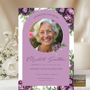 Könnte beinhalten: Eine Trauerkarte mit einem Foto einer lächelnden Frau, umgeben von lila floralen Akzenten. Der Text lautet "Celebrating the Life of Elizabeth Gualdeni" mit Daten und Ortsangaben. Eine Kerze und Blumen sind im Hintergrund.