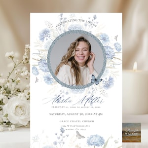 Può includere: Un biglietto commemorativo con la foto di una donna sorridente, circondata da una ghirlanda floreale nei toni del blu e dell'argento. Il biglietto include il testo "Celebrating the Life of Alisha Miller" e i dettagli dell'evento. Il design incorpora farfalle ed elementi floreali.