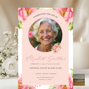 Puede incluir: Una tarjeta conmemorativa con una foto de una mujer sonriente, rodeada de detalles florales rosas. El texto dice "Celebrando la vida de Elizabeth Gualdeni" con fechas y detalles de ubicación. Una vela y flores están en el fondo.