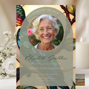 Può includere: Un biglietto commemorativo con la foto di una donna sorridente, incorniciata da un arco decorativo. Il testo recita "Celebrating the Life of Elizabeth Gualdoni" con date e dettagli del servizio. Lo sfondo presenta vetrate e elementi floreali.