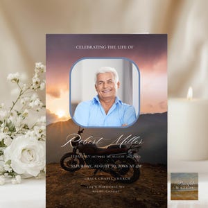 Puede incluir: Tarjeta conmemorativa con la foto de un hombre sonriente con camisa azul. La tarjeta presenta un gráfico de motocicleta y el texto "Celebrating the Life of Robert Miller". El fondo muestra una puesta de sol sobre montañas.