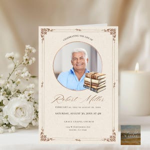 Puede incluir: Una tarjeta conmemorativa con una foto de un hombre sonriente con una camisa azul, rodeada por un marco dorado. La tarjeta incluye el texto "Celebrating the Life of Robert Miller" y detalles del memorial. El fondo es beige suave.