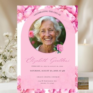 Könnte beinhalten: Eine rosa Trauerkarte mit einem Foto einer lächelnden Frau, umgeben von rosa Blumen. Der Text lautet "Celebrating the Life of Elizabeth Gualdoni" mit Daten und Ortsangaben.