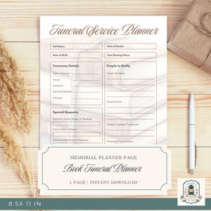 Puede incluir: Un planificador de servicios funerarios con secciones para detalles personales, detalles de la ceremonia y solicitudes especiales. El documento mide 21,59 x 27,94 cm e incluye un bolígrafo, un regalo envuelto y elementos decorativos.