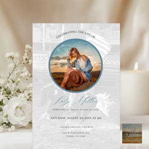 Puede incluir: Tarjeta conmemorativa con una foto de una mujer con sombrero de vaquero, sobre un fondo de puesta de sol. El texto dice "Celebrating the Life of Katy Miller" con fechas y detalles del servicio. Un pequeño logotipo de "Peaceful Waters".