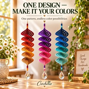 Peut inclure: Trois décorations suspendues en crochet en spirale avec des dégradés de couleurs rouge-orange, violet-rose et bleu-turquoise. Chaque pièce comporte des perles colorées et un cristal transparent en forme de goutte. Texte : ONE DESIGN - MAKE IT YOUR COLORS.