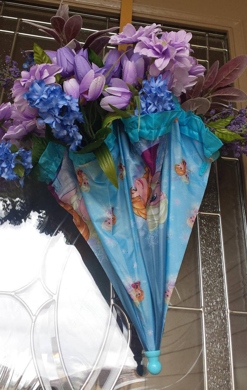 FROZEN UMBRELLA WREATH