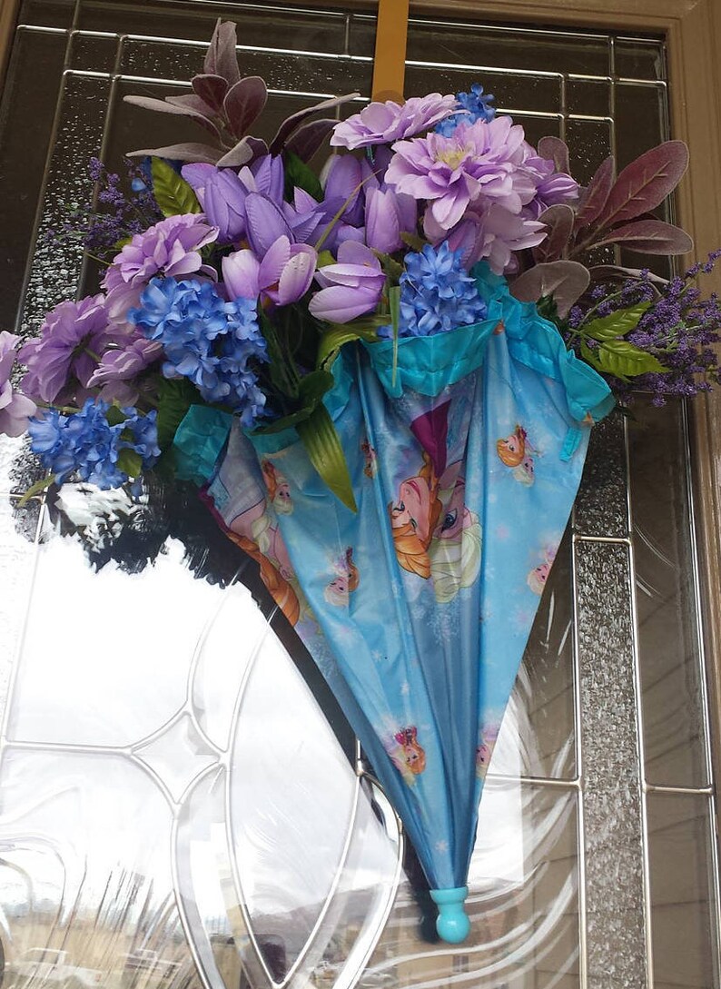 FROZEN UMBRELLA WREATH