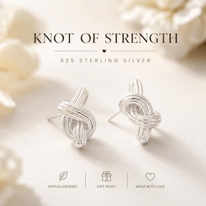 Könnte beinhalten: Ein Paar Ohrstecker aus 925er Sterlingsilber in Form von komplizierten Knoten. Der Text KNOT OF STRENGTH und 925 STERLING SILVER ist über den Ohrringen zu sehen, mit Symbolen und Text für HYPOALLERGENIC, GIFT READY und MADE WITH LOVE darunter.