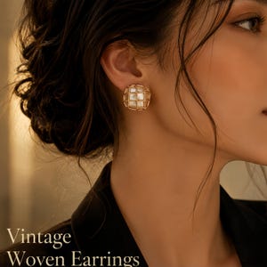 Könnte beinhalten: Goldfarbene, gewebte Ohrringe mit einem Gittermuster und weißem Innenraum. Die runden Ohrringe haben ein Vintage-Aussehen. Das Bild enthält auch den Text "Vintage Woven Earrings".