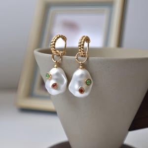 Könnte beinhalten: Rustikales Holzschild mit dem weißen Schriftzug "Welcome to our home". Das Schild hat eine Used-Optik und eignet sich ideal als Dekoration für den Eingangsbereich.