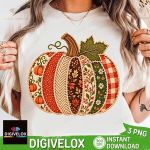 Peut inclure: Un t-shirt blanc arborant un grand motif de citrouille composé de segments verticaux aux motifs variés, incluant des pois rouges, des chevrons, des feuilles d'automne, des fleurs et des carreaux rouges, le tout bordé d'un point doré.