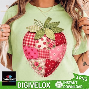 Könnte beinhalten: Hellgrünes T-Shirt mit einem Erdbeer-Design aus Patchwork. Die Erdbeere besteht aus roten, rosa und weißen Stoffen mit einem grün-weiß karierten Stiel. Der Text "DIGIVELOX" befindet sich am unteren Rand des Bildes.