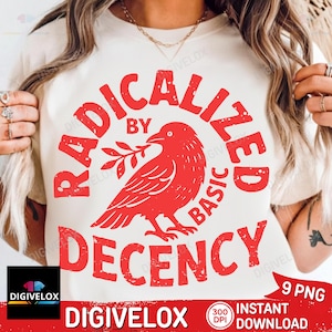Puede incluir: Camiseta color crema con un gráfico rojo. El gráfico presenta un cuervo sosteniendo una ramita, rodeado por las palabras "RADICALIZED BY BASIC DECENCY". El diseño es desgastado, dándole un aspecto vintage. La camiseta es una descarga digital.