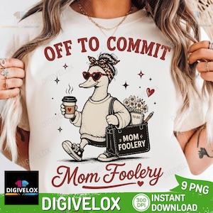 Könnte beinhalten: Weißes T-Shirt mit dem Text "OFF TO COMMIT" in Burgunderrot. Das Shirt zeigt eine Cartoon-Ente mit Sonnenbrille und Stirnband, die einen Kaffeebecher und eine Aktentasche mit der Aufschrift "MOM FOOLERY" trägt.