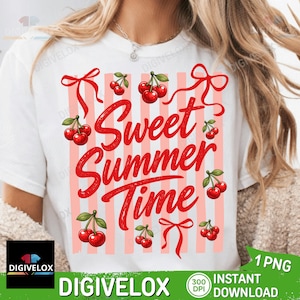 Könnte beinhalten: Weißes T-Shirt mit roter "Sweet Summer Time" Grafik, Kirschen und Schleifen. Das Design zeigt roten Text und Illustrationen auf gestreiftem Hintergrund. Das T-Shirt ist ein sommerliches Design.