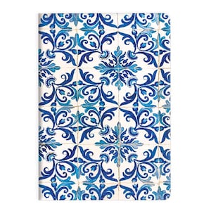 以下が含まれることがあります： 青と白の花柄タイルのデザインが繰り返される長方形のノート。デザインは、白の背景に対して、さまざまな青の色合いの複雑な渦巻きと花のモチーフを特徴としています。装飾的なアイテムです。