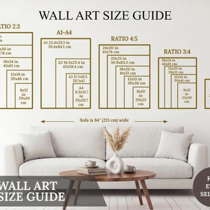 Könnte beinhalten: Wandkunst-Größenübersicht mit Maßen in Zoll und Zentimetern. Enthält die Verhältnisse 2:3, 4:5, 3:4 und 11x14 sowie die Größen A1-A4. Die Übersicht wird über einem weißen Sofa mit einem Holztisch und einer dekorativen Vase angezeigt.