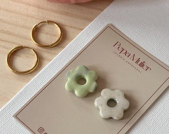 Interchangeable Margaret charms in the shape of a flower, handmade from polymer clay.