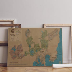 Puede incluir: Un mapa detallado de la isla Great Bear, impreso en papel de color beige, que muestra el diseño de la isla con áreas de color para diferentes terrenos y puntos de referencia. El mapa incluye el título "Great Bear Island" y una leyenda.