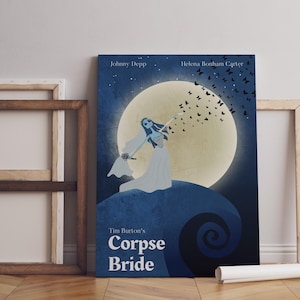 以下が含まれることがあります： ティム・バートンの「コープスブライド」の映画ポスターのキャンバスプリント。白いドレスを着た骸骨の花嫁が、満月と濃い青色の背景を背景に描かれています。ジョニー・デップとヘレナ・ボナム＝カーターの名前が上部にあります。