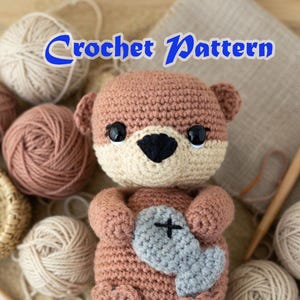 Virkmönster för nyckelring med miniutter, amigurumi i PDF-format | Utter som håller fisk | Omedelbar nedladdning av liten plysch