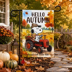Hallo Herbst! Snoopy Traktorfahrt Gartenflagge, Herbstliche Peanuts Beagle Bauernhof-Gartenflagge, Woodstock Ernte Aquarell-Außendekorationsbanner
