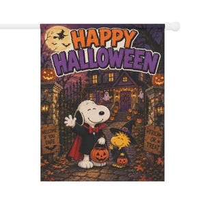 Könnte beinhalten: Eine rechteckige Gartenflagge mit Snoopy als Vampir und Woodstock als Hexe, beide halten Kürbiseimer. Die Szene zeigt ein Spukhaus, einen Vollmond und den Text HAPPY HALLOWEEN, WELCOME IF YOU DARE sowie TRICK OR TREAT auf zwei hölzernen Schildern.