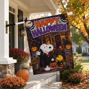 Könnte beinhalten: Eine rechteckige Gartenflagge mit Snoopy als Vampir und Woodstock als Hexe, mit dem Text HAPPY HALLOWEEN, TRICK OR TREAT und BOO. Die Szene zeigt ein Haus bei Nacht mit Kürbissen, Fledermäusen und einem Vollmond.