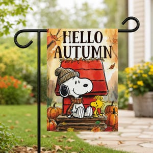 Hallo Herbst! Snoopy Woodstock Gartenflagge, Herbstliche Peanuts Beagle Kürbis Gartenflagge, Gemütliche Herbst-Aquarell-Gartendekoration, Geschenkidee