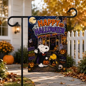 Könnte beinhalten: Eine rechteckige Gartenflagge mit einer nächtlichen Halloween-Szene, auf der Snoopy als Vampir und Woodstock als Hexe zu sehen sind. Der Text lautet Happy Halloween, Beware of Cute Ghosts und Trick or Treat. Die Flagge hängt an einem schwarzen Metallständer.