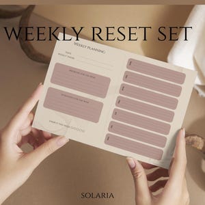 Könnte beinhalten: Ein Wochenplaner-Notizblock mit dem Text "WEEKLY RESET SET" und "WEEKLY PLANNING". Der Notizblock hat Abschnitte für Datum, Wochenthema und Notizen. Der Notizblock wird von einer Person gehalten.