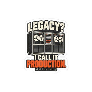 Peut inclure: Un autocollant découpé représentant un ordinateur central vintage avec deux lecteurs de bande à bobines. Le texte indique LEGACY? I CALL IT PRODUCTION. still running. Le design utilise une palette de noir, blanc et orange avec une texture usée.
