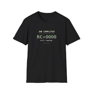 Puede incluir: Una camiseta negra de manga corta con texto en blanco y verde claro en el pecho. El gráfico muestra las palabras JOB COMPLETED, RC=0000 y still running. El diseño utiliza una fuente monoespaciada típica de las salidas de terminales informáticos.