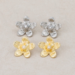 Gold PVD Stainless Steel Hammered Flower Stud Earrings with Shell Pearl (22.6mm)