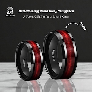 Puede incluir: Dos anillos de tungsteno negro con incrustaciones de arena roja. Los anillos tienen un acabado pulido y un acento plateado. El texto en los anillos dice "Regal Band". La imagen también incluye el texto "Red Flowing Sand Inlay Tungsten" y "A Royal Gift For Your Loved Ones". Los anillos tienen 8 mm de ancho.