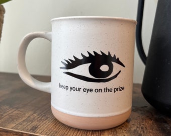 Mantenga sus ojos en la taza de arcilla moteada del premio, mensaje motivacional, regalo inspirador, taza de arte abstracto del ojo, taza de cumpleaños, taza de amistad