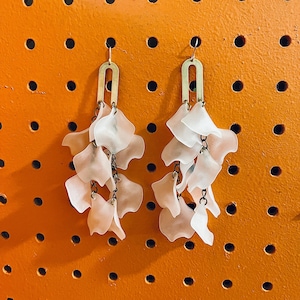 FLOR EARRINGS/ Flower Earrings /Orchid Flower Earrings /Vacation Earrings/Bachelorette Gift / Wedding Jewelry/ Summer Earrings/ White Flower