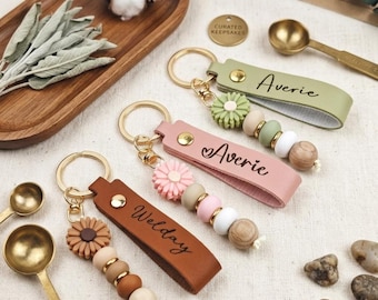 Personalisierter Name Schlüsselanhänger, Individuelles Leder Schlüsselanhänger mit Perlen, Gänseblümchen Schlüsselanhänger Geschenk, Benutzerdefiniertes Namensgeschenk für Frauen, Mama Geschenk, niedlicher Schlüsselring