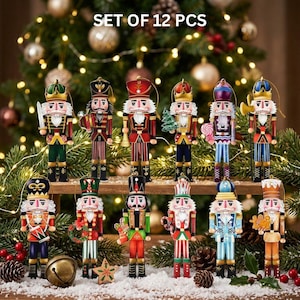 Könnte beinhalten: Ein Set aus 12 Nussknacker-Anhängern mit verschiedenen Uniformen, Farben und Accessoires. Jede Figur hat einen individuellen Hut, bemalte Gesichtszüge und eine Aufhängeschlaufe. Der Text SET OF 12 PCS ist oben im Bild zu sehen.