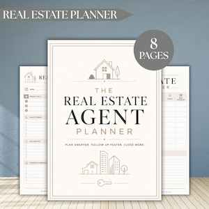 Op de afbeelding: Een printbare makelaarsplanner met 8 pagina's, voorzien van een crèmekleurige omslag met zwarte tekst THE REAL ESTATE AGENT PLANNER, PLAN SMARTER. FOLLOW UP FASTER. CLOSE MORE., en lijntekeningen van huizen en een sleutel.