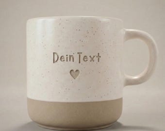 Personalisierte Steingut-Tasse mit individuellem Wunschtext und Symbol
