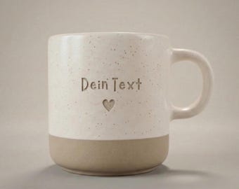 Personalisierte Steingut-Tasse mit individuellem Wunschtext und Symbol