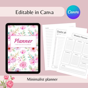 Op de afbeelding: Een digitale planner op een tablet, met een bloemenontwerp van roze rozen en groene bladeren. Daarnaast gedrukte dagelijkse en wekelijkse plannerpagina's. De tekst "Planner" en "Your life in a planner" zijn zichtbaar. De tekst "Editable in Canva" is ook aanwezig.