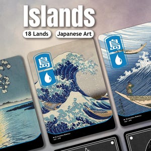 Puede incluir: Una colección de cartas de juego rectangulares con arte japonés, incluyendo representaciones de olas oceánicas y barcos. Las cartas muestran el texto Islands, 18 Lands y Japanese Art, con iconos azules que contienen un símbolo de gota de agua.