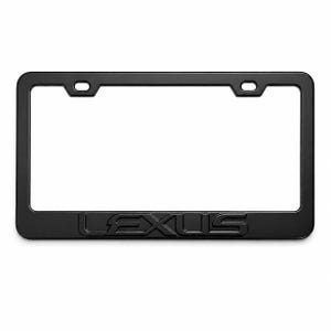Puede incluir: Un marco negro para matrícula con la palabra "LEXUS" en relieve en la parte inferior. El marco tiene forma rectangular con esquinas redondeadas y dos orificios de montaje en la parte superior.